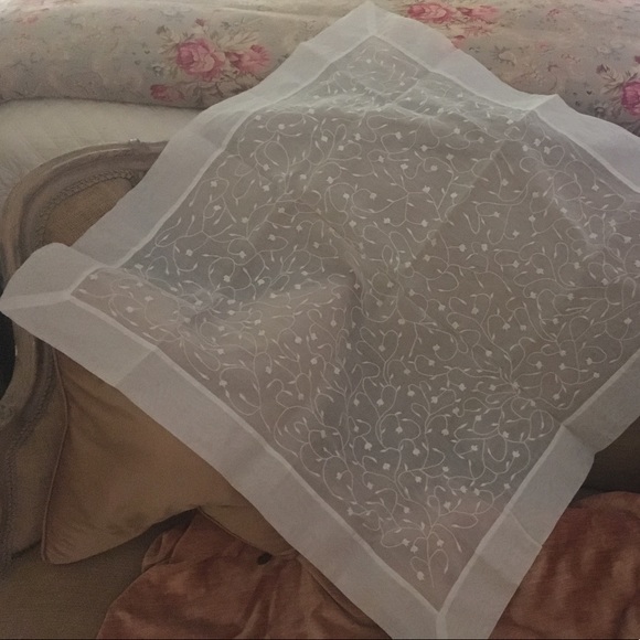 Beautiful, Vintage organdy linen embroidered table topper - Picture 1 of 8